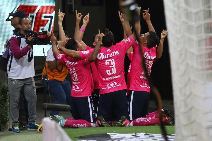 Carlos Salcido va de héroe a villano en la derrota de Chivas ante Moreli...