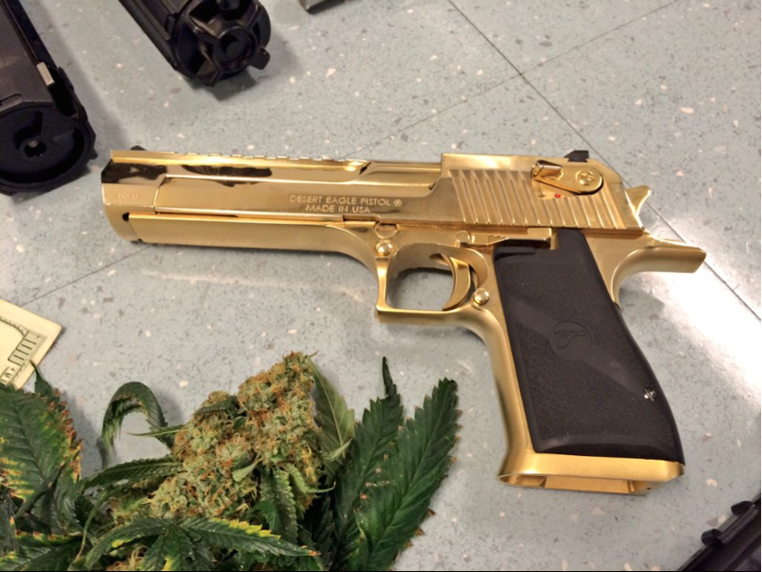 La Policías de Los Ángeles aseguró 27 armas y mil 300 libras de droga.