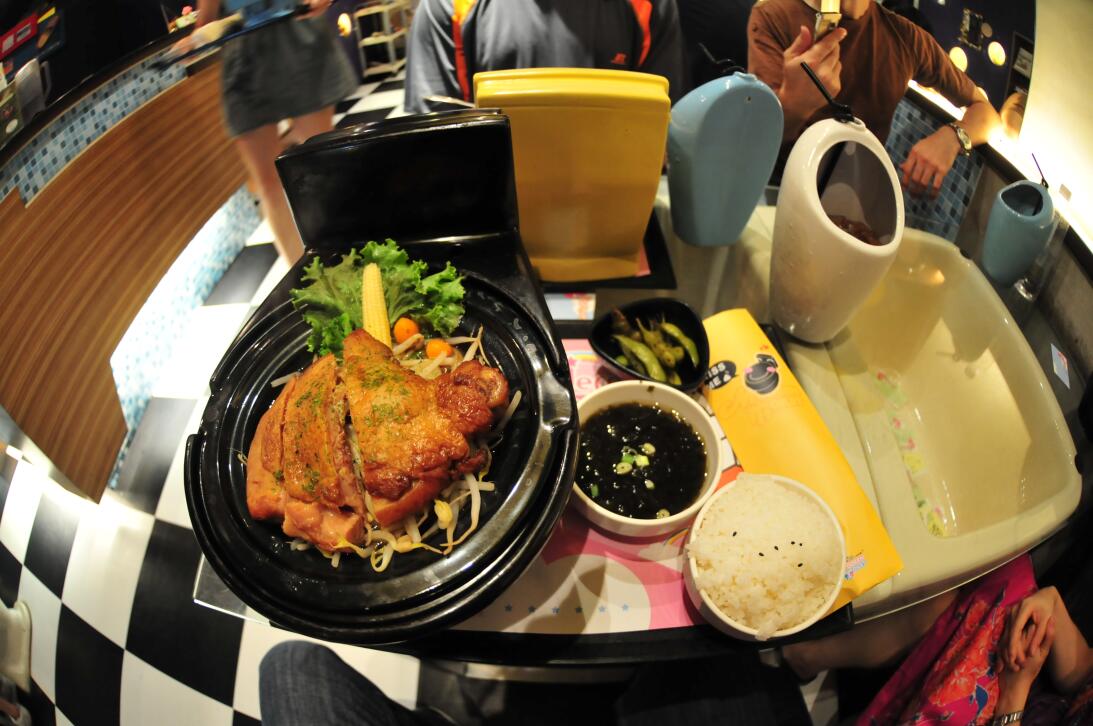 Así se ven los 9 restaurantes más extravagantes del mundo moderntoilet.jpg