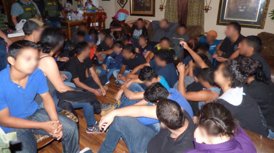 Rescatan a 37 inmigrantes de una casa de seguridad en Edinburg, Texas ca...