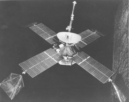 <b>Mariner 4, aÃ±o 1964. </b>Entre 1962 y 1973 el Laboratorio de PropulsiÃ³n a ReacciÃ³n (Jet Propulsion Laboratory/ JPL, en inglÃ©s) de la NASA diseÃ±Ã³ y construyÃ³ 10 naves espaciales para explorar el sistema solar. La primera en tener Ã©xito con Marte fue la nave Mariner 4 (en la fotografÃ­a), que logrÃ³ enviar 21 fotografÃ­as del planeta rojo cuando pasÃ³ muy cerca en su recorrido. En 1969 el Mariner 6 logrÃ³ enviar 75 imÃ¡genes y el Mariner 7 enviÃ³ 126 imÃ¡genes. Por Ãºltimo, en 1971 el Mariner 7 enviÃ³ 7,329 imÃ¡genes.