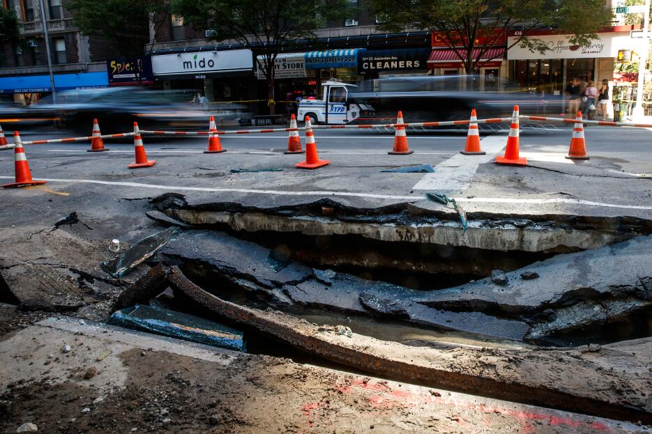 Pedazos de los vidrios de la camioneta quedaban por la zona del socavón,...