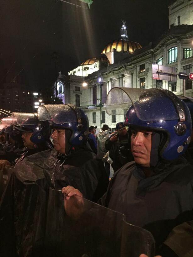 Los manifestantes aseguran que les pidieron quedarse desde las 2:30 de l...