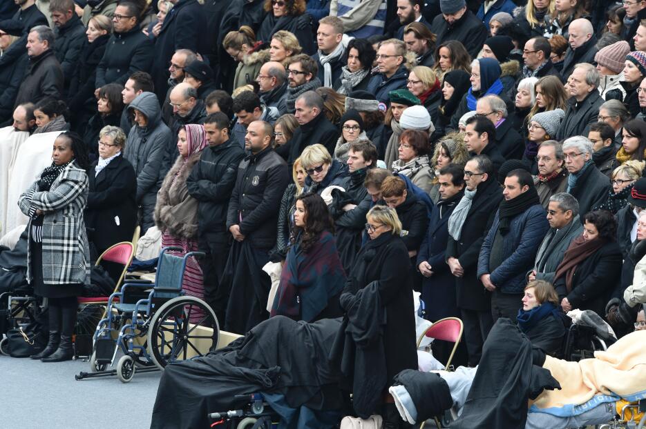 Homenaje oficial a las víctimas de los ataques terroristas en París