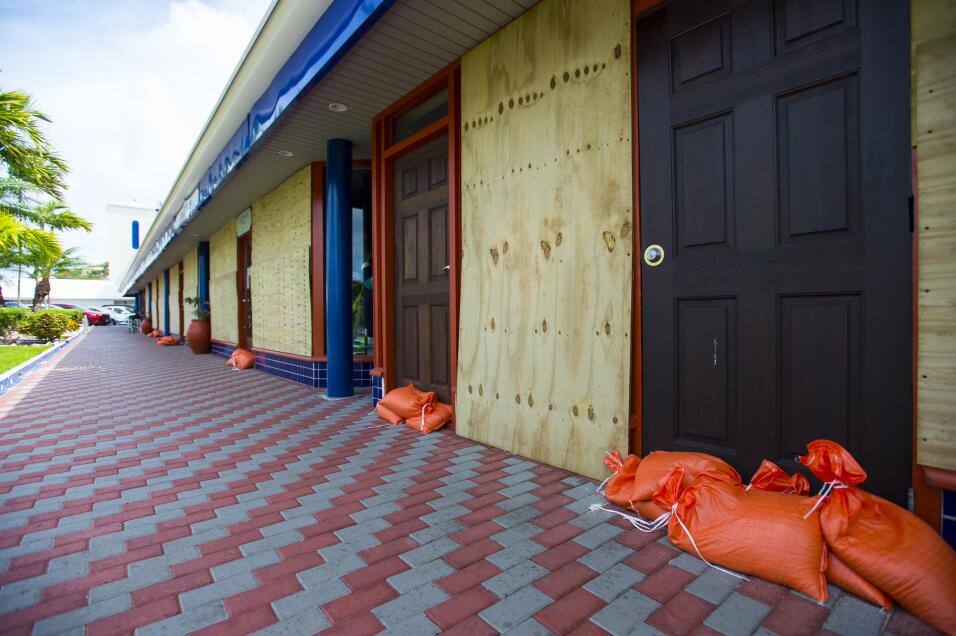Las ventanas de los negocios protegidas con tablas en San Martin, isla c...