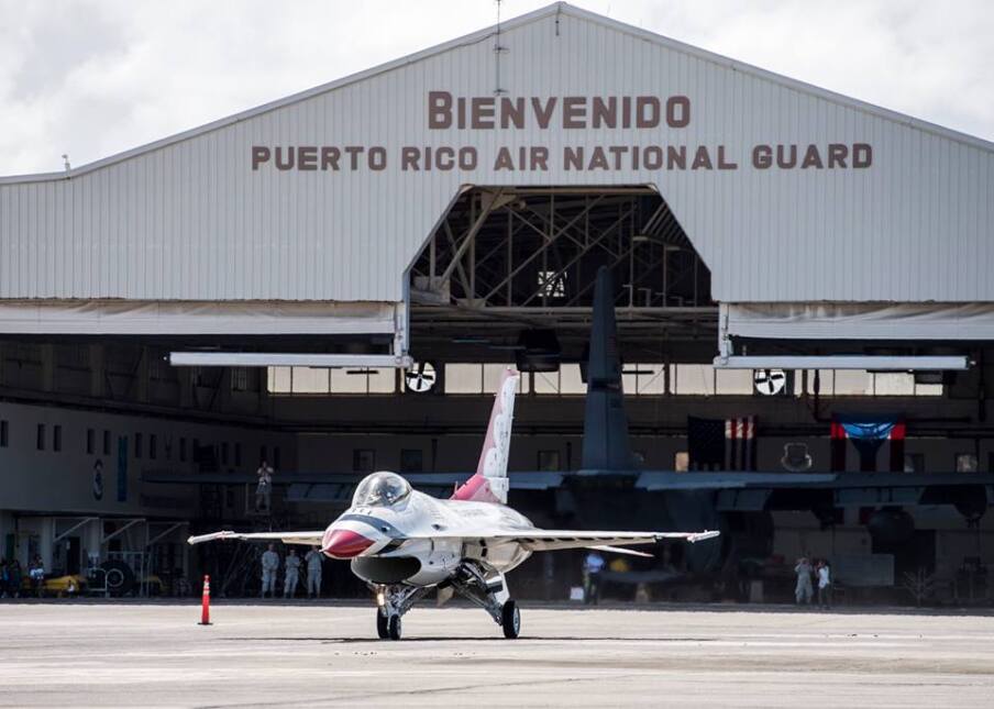Durante el evento, el público disfrutó de los distintos helicópteros y a...