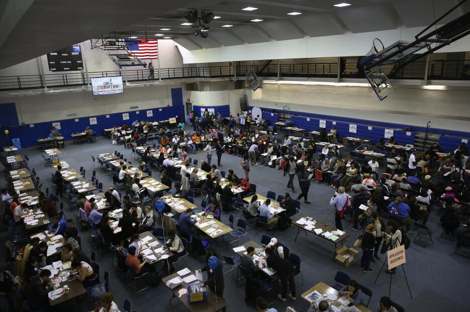 Migrantes saturan oficinas de trámites en Nueva York en busca de su ciud...
