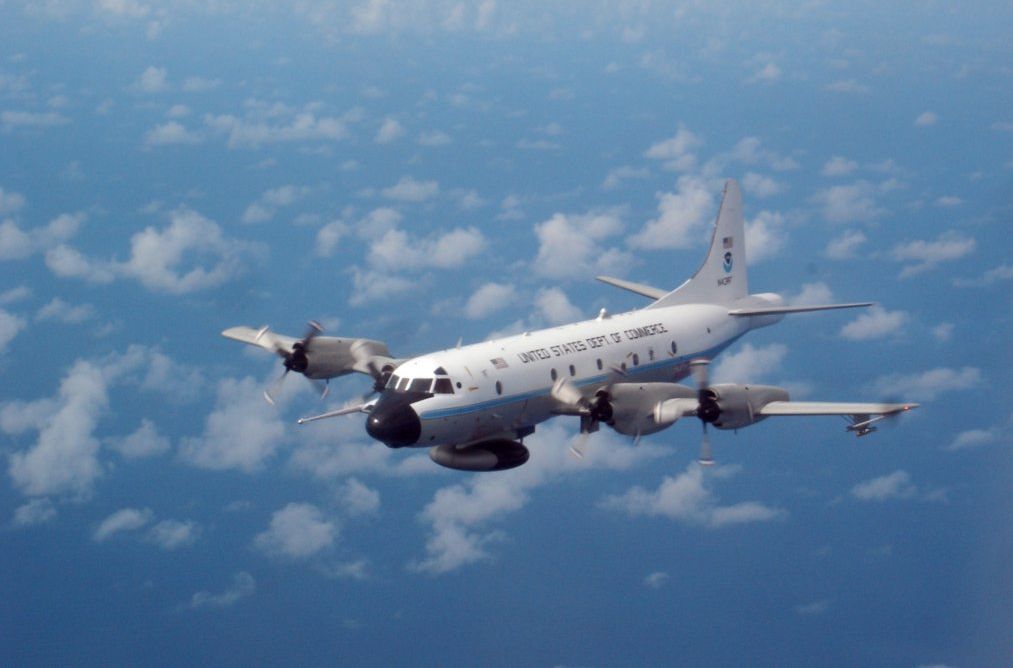 Los aviones cazahuracanes que se meten a las tormentas para conocerlas d...