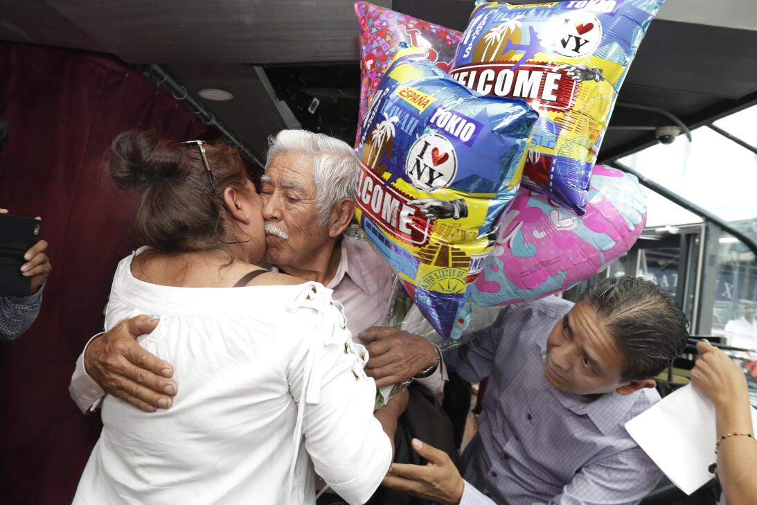 En fotos: Familias mexicanas se abrazan en Nueva York tras 20 años sin v...