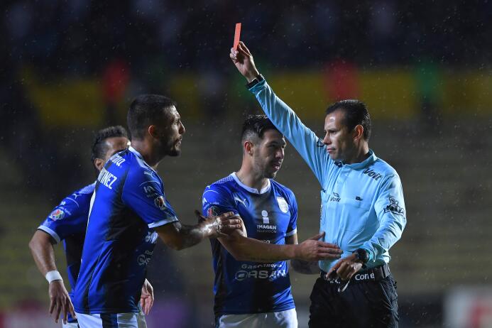 Miguel Samudio de Querétaro es expulsado a los 8 minutos del encuentro p...