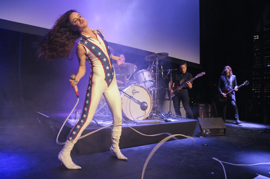 En vivo, Juliette Lewis respaldó el mini documental "Hard Lovin' Woman".