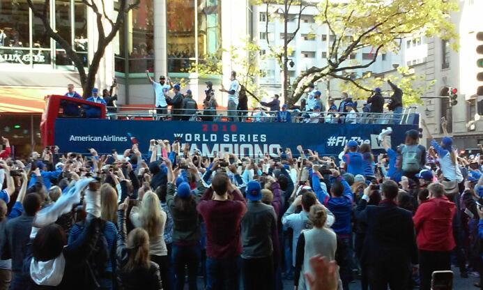Miles de fanáticos de los Cubs salieron a la Milla Magnífica para ser pa...