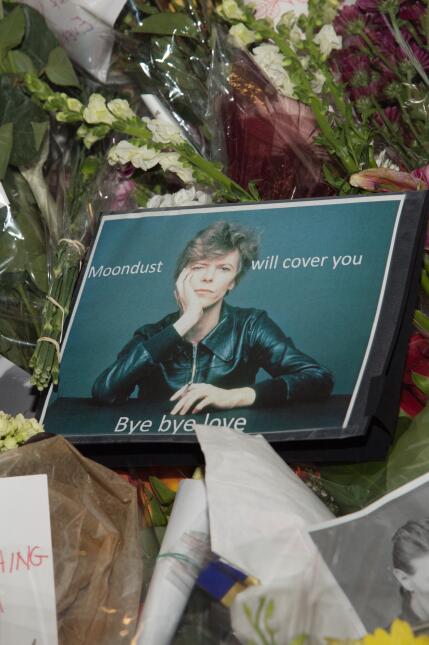 Rinden tributo a Bowie en su casa en Soho
