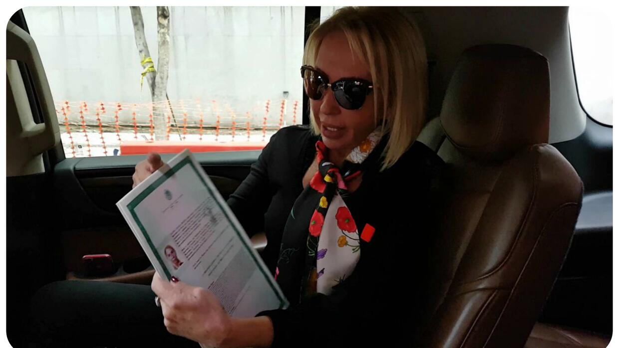 Emocionada, Laura Bozzo presume que ya es mexicana - Univision