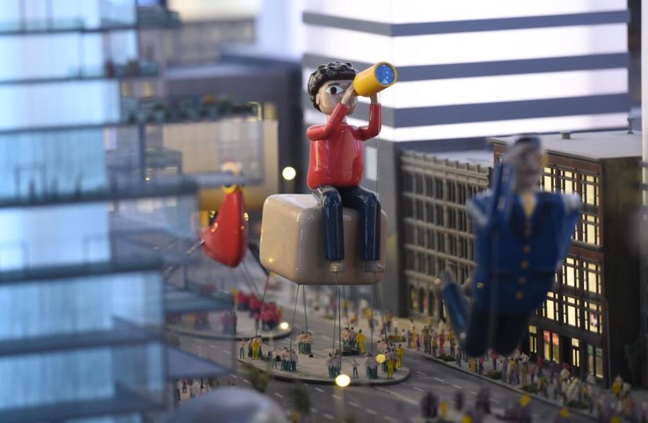 Un modelo de la parada de Macy's es parte del mundo en miniatura que...