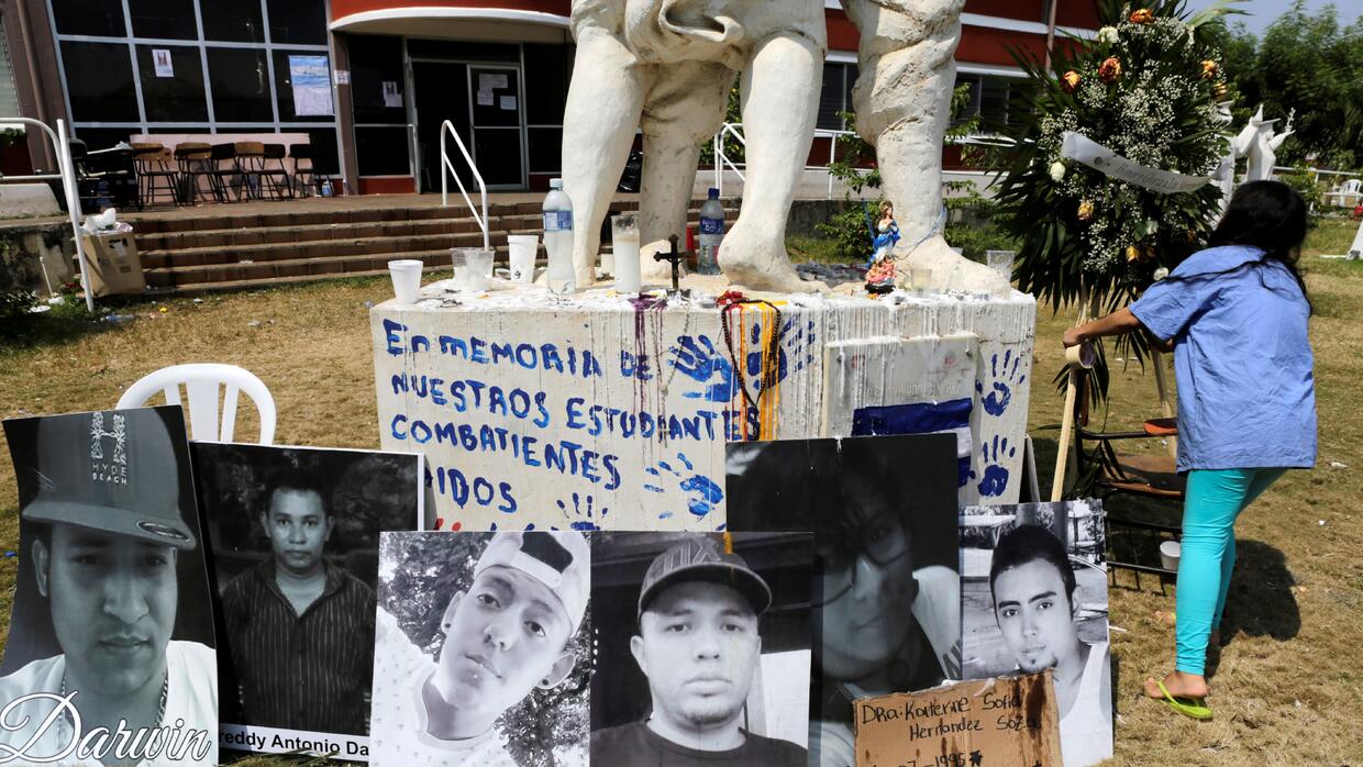 A las puertas de la Upoli, un altar recuerda a los estudiantes caÃ­dos en...