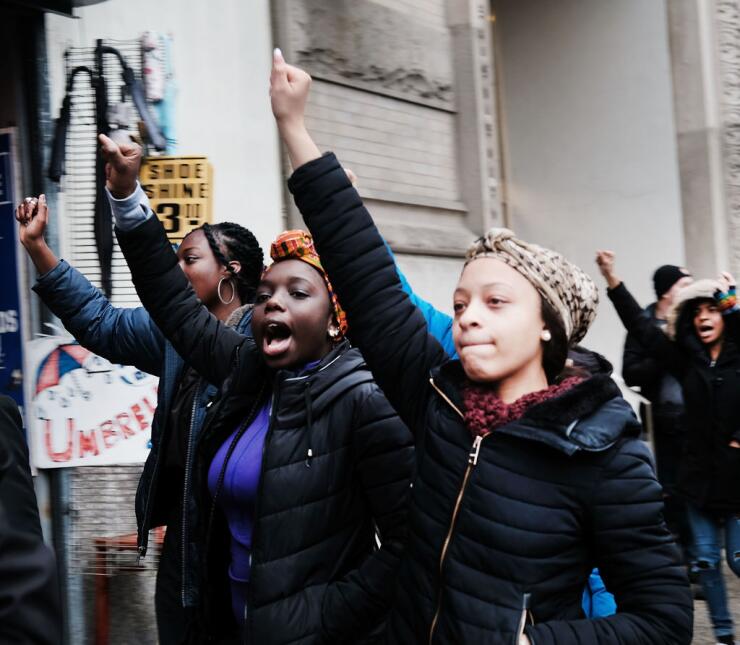 Una estudiante, respaldada por las organizaciones New York Immigration C...