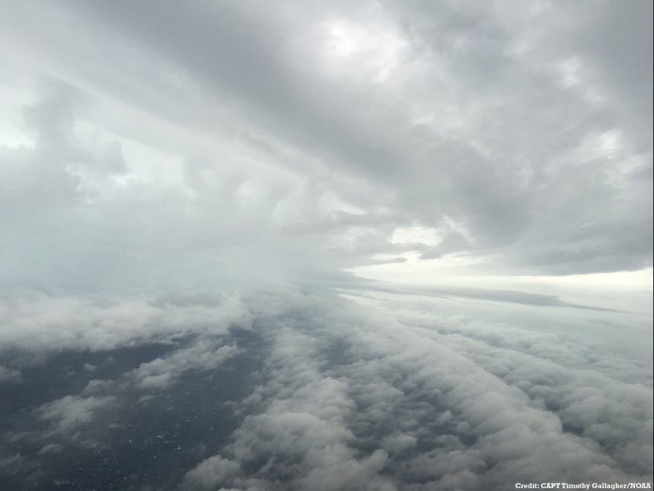 Los aviones cazahuracanes que se meten a las tormentas para conocerlas d...