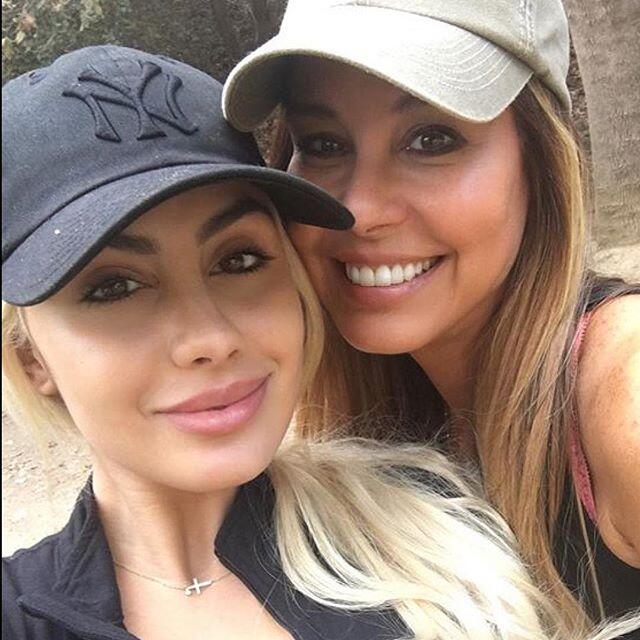 Myrka y Alexa Dellanos