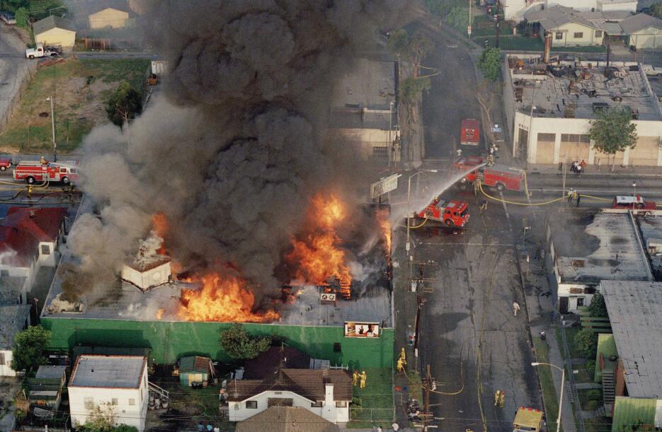 Los bomberos tratan de contener el fuego en un establecimiento ubicado e...