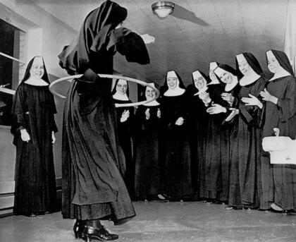 <b>Hula Hoop</b>. Aunque los humanos han utilizado aros al estilo Hula-hoop desde siempre, la popularizaciÃ³n de este juguete llegÃ³ a finales de los 50, cuando una empresa llamada Wham-O apostÃ³ por ello y realizÃ³ ejemplares de plÃ¡stico de colores que lanzÃ³ en una exitosa campaÃ±a de marketing. 