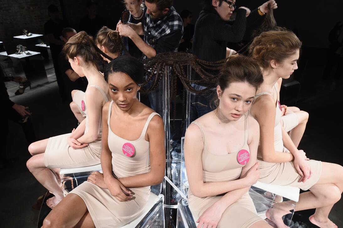 La modelo con hijab en el desfile de Kanye West y otros mensajes polític...