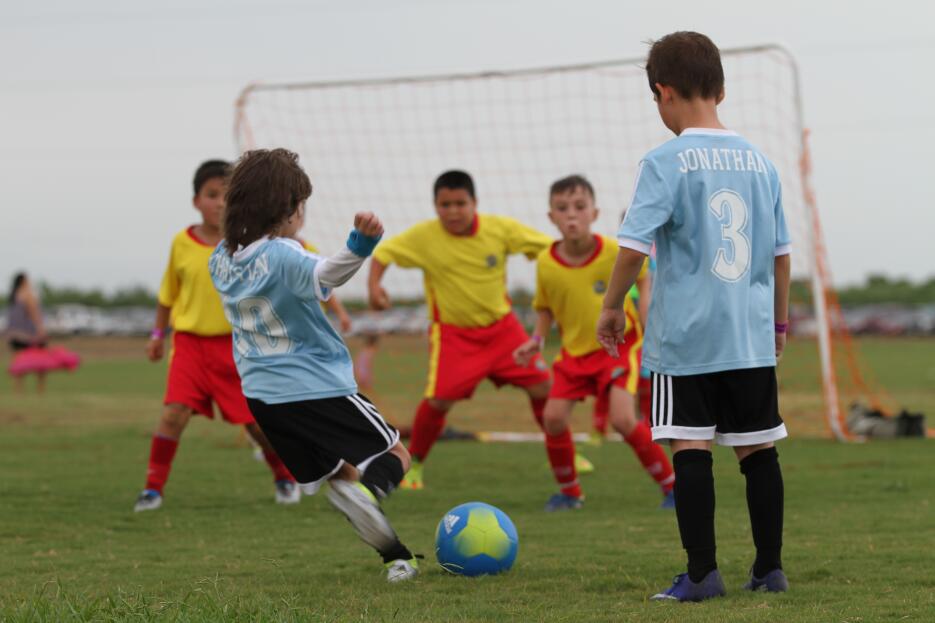 Decenas de equipos de soccer locales de todas las edades se enfrentaron...