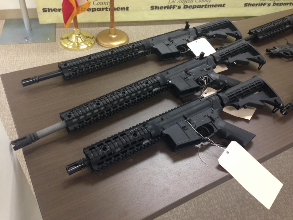 También se decomisaron ocho rifles de asalto AR-15, típicamente usados e...