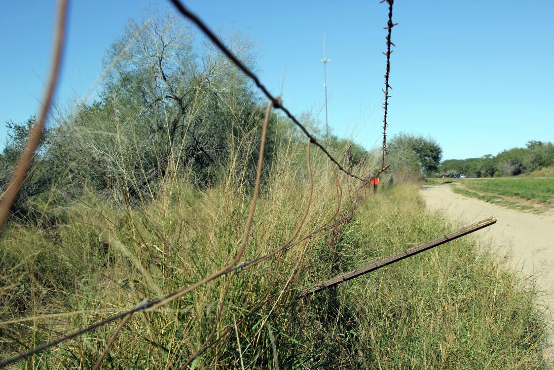 Esta valla doblada se encuentra al sur del checkpoint. Los traficantes d...