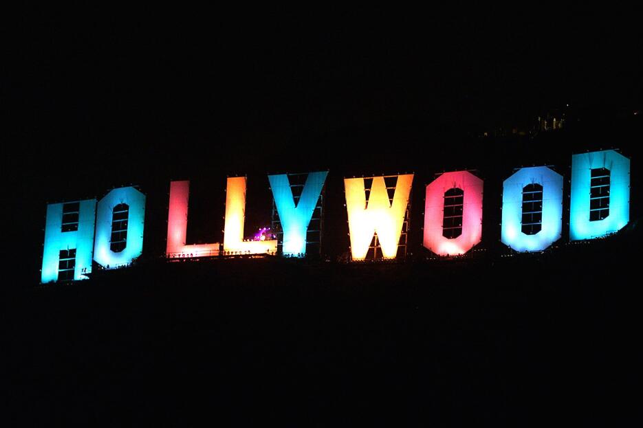 El 31 de diciembre de 1999 el letrero de Hollywood se tiñó de colores pa...