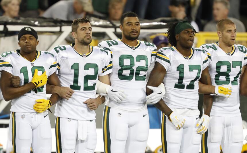 Bears-Packers locked arms