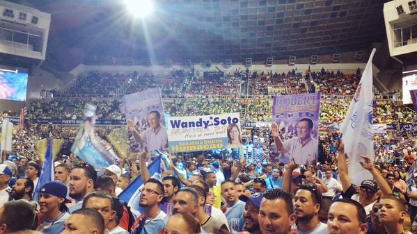 Miles de asistentes se han congregado en el Coliseo Roberto Clemente par...