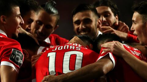 Jonas y Pizzi anotan por el Benfica.