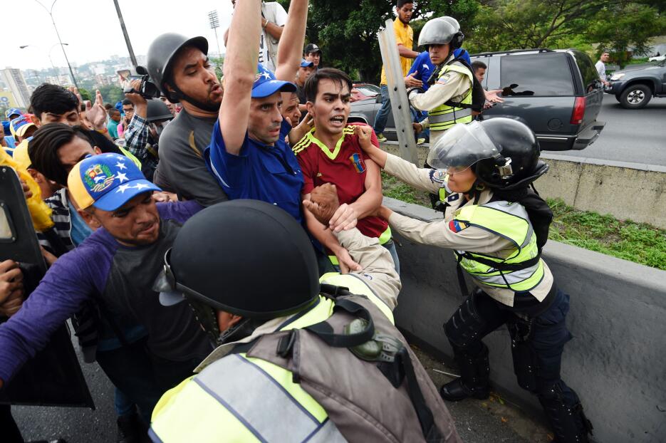 La oposición venezolana pelea en la calle el derecho a revocar el mandat...