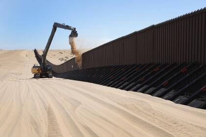 <b>Dunes, California. </b>Al este de Mexicali, frontera con el sudeste de California, comienza una zona desértica que se extiende por el sur de Arizona. Allí la arena de las dunas debe ser removida periódicamente para que no entierren la barda.
