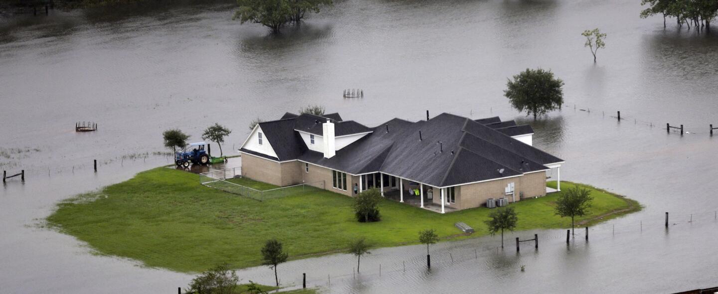 Casa aislada en medio de la inundación en Houston