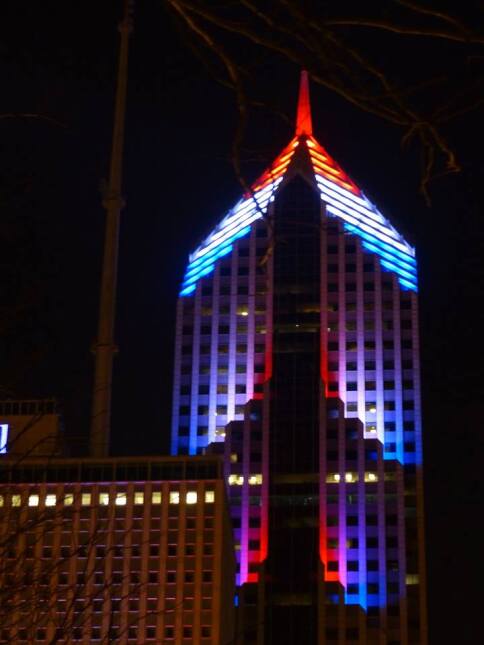 Varios edificios de la ciudad se iluminaron con los colores de la bander...