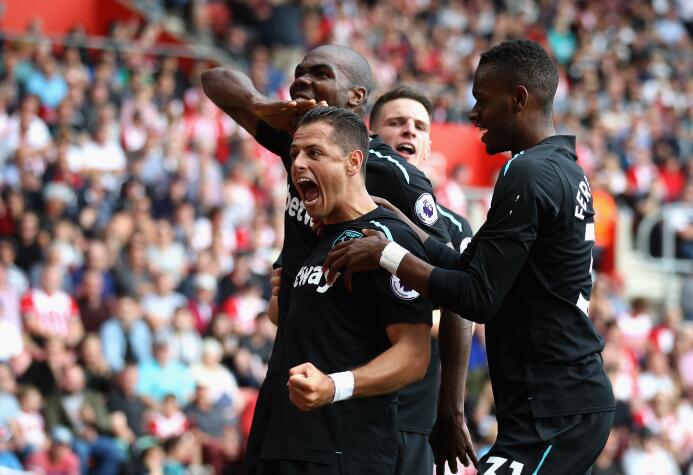 Chicharito marcó doblete, pero el West Ham cayó al último minuto con Sou...