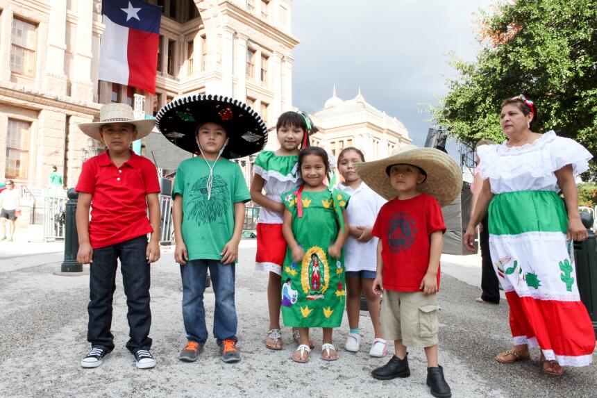 El equipo de Univision dio El Grito con mariachi y grandes espectáculos...