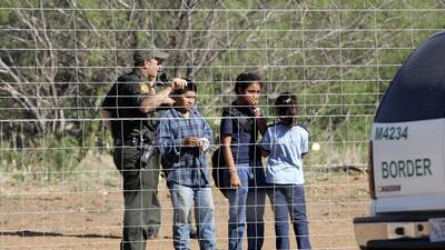 El gobierno asegura que no tiene una política de separación familiar de inmigrantes en la frontera, pese a practicarla