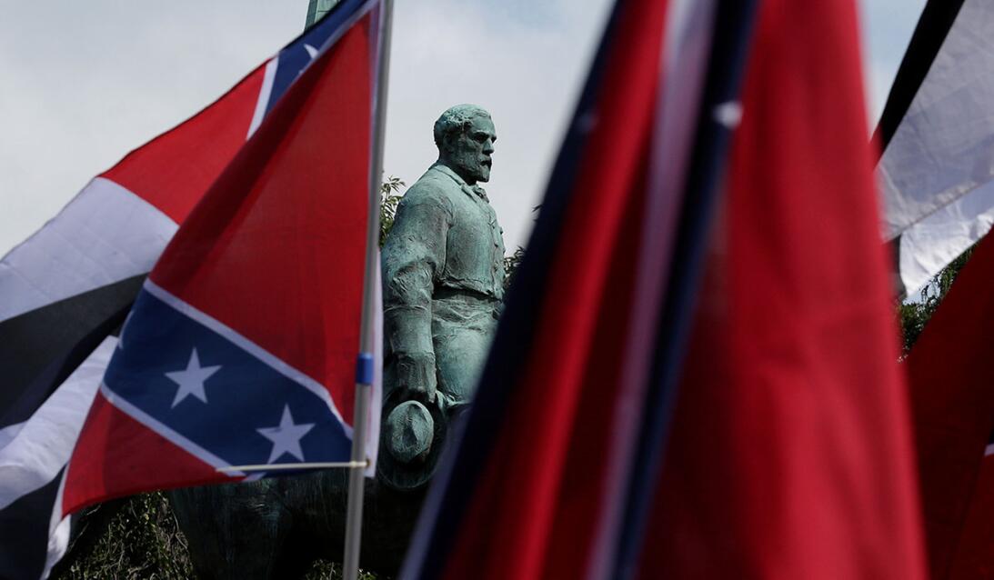 Banderas rodean una estatua de Robert E. Lee durante una marcha de supre...