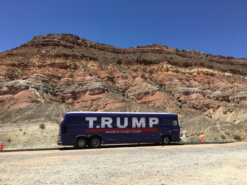 El autobús muestra el nombre de Trump modificado por un punto. T.Rump