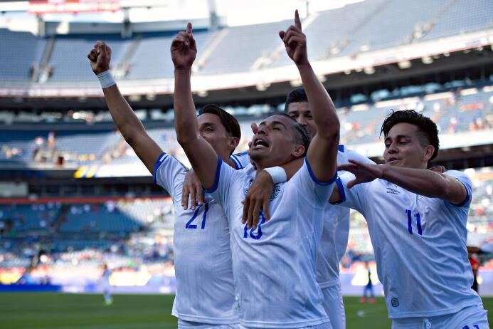 El Salvador sueña con la segunda ronda tras vencer a Curazao en Copa Oro...