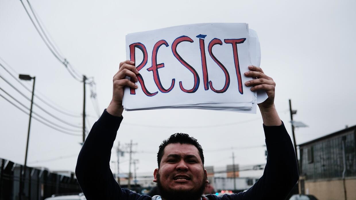 Protesta de activistas de inmigración en febrero a las puertas del Eliza...