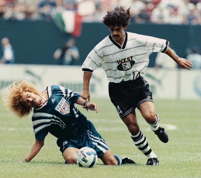 Los colombianos Carlos Valderrama y Leonel Álvarez se cruzan el primer A...