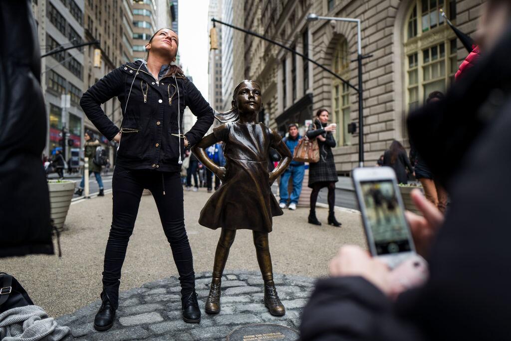 En el Día Internacional de la Mujer, la estatua de una niña desafía al i...