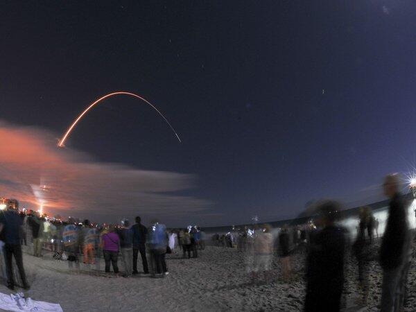 Testigos del reciente despegue del Atlas V, desde Cabo Cañaveral, public...