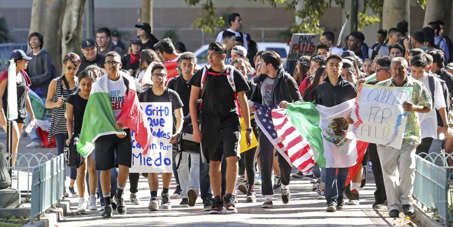 Cientos de estudiantes caminaron en protesta por la elección de Donald T...