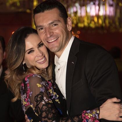 La pareja pactó la exclusiva <b><a href="https://us.hola.com/cine/2018122025052/jacky-bracamontes-bebes-nacimiento-gemelas/">con la revista Hola</a></b>, donde informaron que<b> Paula pesó 2.6 kilos (el equivalente a 5.7 libras)</b> y midió casi 47 centÃmetros (18.5 pulgadas), mientras que <b>Emilia pesó 2.9 kilos (6.3 libras)</b> y midió 44.45 centÃmetros (17..5 pulgadas).