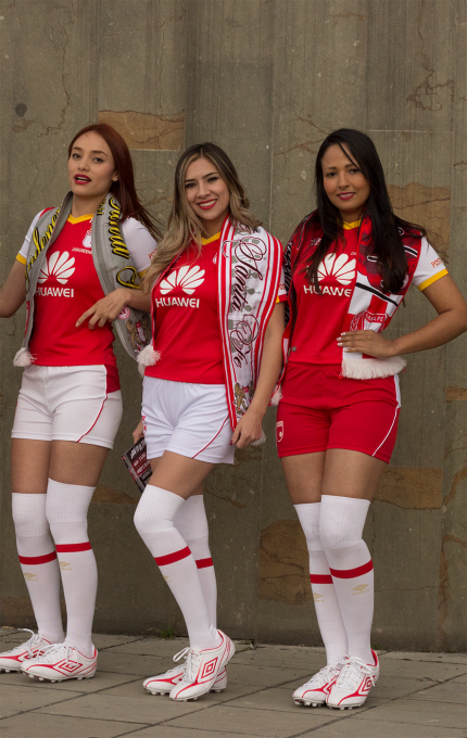 Las hinchas del equipo rojo de Bogotá llevaron todos sus encantos al clá...